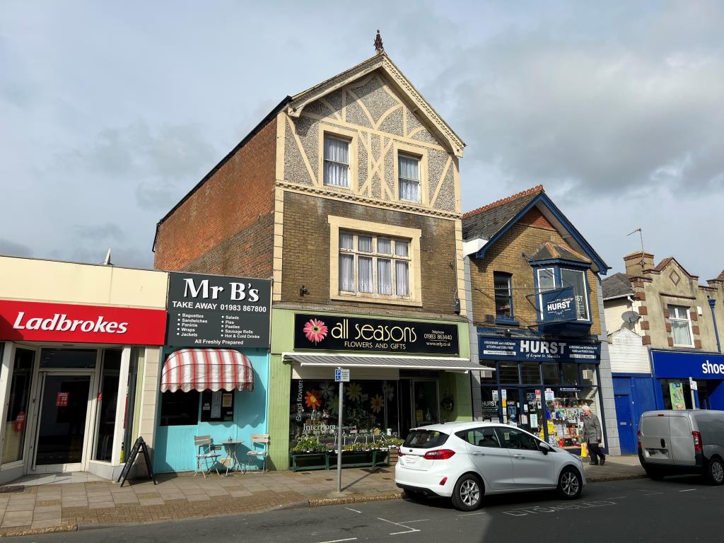 Lot: 17 - VIRTUAL FREEHOLD TOWN CENTRE MIXED INVESTMENT - Front picture of town centre investment in Shanklin Isle of Wight